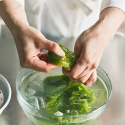 生地が中まで冷えたら、食べやすい大きさにちぎる。